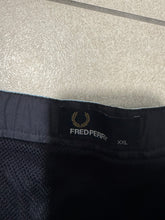 Lade das Bild in den Galerie-Viewer, Fred Perry Shorts - XXL
