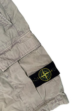 Lade das Bild in den Galerie-Viewer, Stone Island Cargo Shorts - W32
